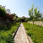 BOUTIQUE Rentals- Urban Garden Apt balcony&garden
